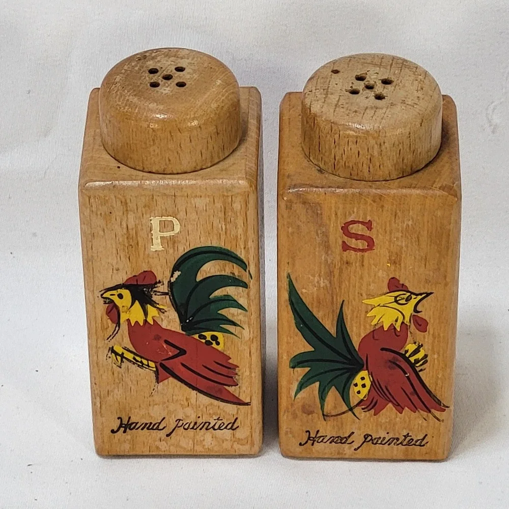 Vintage Wood Rooster Salt Pepper Shakers Hand Painted Farmhouse Kitchen Pair